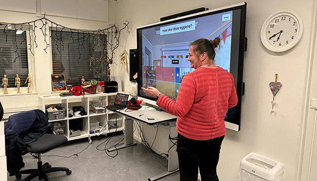 A teacher in class using Kahoot!